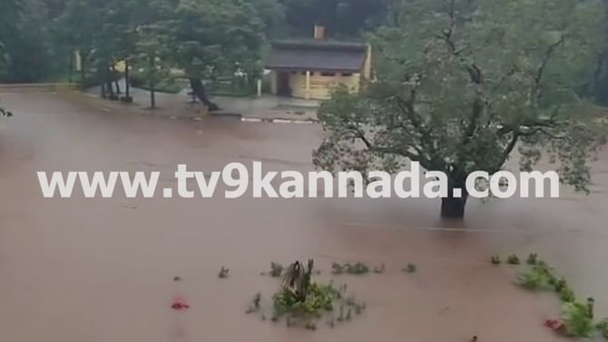 ಕೊಡಗು ಜಿಲ್ಲೆಯಲ್ಲಿ ಮಳೆ ಆರ್ಭಟ: ಭಾಗಮಂಡಲ ತ್ರಿವೇಣಿ ಸಂಗಮ ಸಂಪೂರ್ಣ ಜಲಾವೃತ ಕೊಡಗು ಜಿಲ್ಲೆಯಲ್ಲಿ ಮಳೆ ಆರ್ಭಟ: ಭಾಗಮಂಡಲ ತ್ರಿವೇಣಿ ಸಂಗಮ ಸಂಪೂರ್ಣ ಜಲಾವೃತ