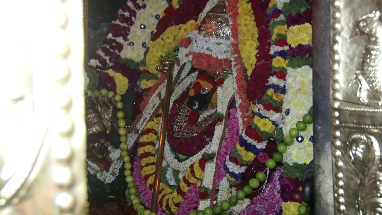 ಎರಡನೇ ಆಷಾಢ ಶುಕ್ರವಾರ ಹಿನ್ನೆಲೆಯಲ್ಲಿ ಕೋಲಾರದ ಅಧಿದೇವತೆ ಹಾಗೂ ಕೋಲಾರ ಜಿಲ್ಲೆಯ ಜನರ ಆರಾಧ್ಯ ಶಕ್ತಿ ದೇವತೆ ಕೋಲಾರಮ್ಮ ದೇವರಿಗೆ ವಿಶೇಷ ಅಲಂಕಾರ ವಿಶೇಷ ಪೂಜೆ ಮಾಡಲಾಯಿತು. ಆಷಾಢ ಶುಕ್ರವಾರ ಹಿನ್ನೆಲೆಯಲ್ಲಿ ಕೋಲಾರಮ್ಮ ದೇವಾಲಯಕ್ಕೆ ಬೆಳಿಗ್ಗೆಯಿಂದಲೇ ಸಹಸ್ರಾರು ಸಂಖ್ಯೆಯಲ್ಲಿ ಭಕ್ತ ಸಾಗರ ಹರಿದು ಬಂದಿತ್ತು. 